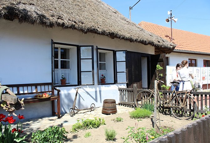 Došková chalupa v Petrovicích se proměnila ve venkovské muzeum. Otevřená je navštěvníkům ještě do konce října vždy v neděli odpoledne.