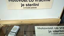 Vinotéka Vínovín na konci Pražské ulice ve Znojmě prodává víno a další sortiment jako sýry či olivy pouze přes okénko. Dovnitř nyní zákazníci nemohou.