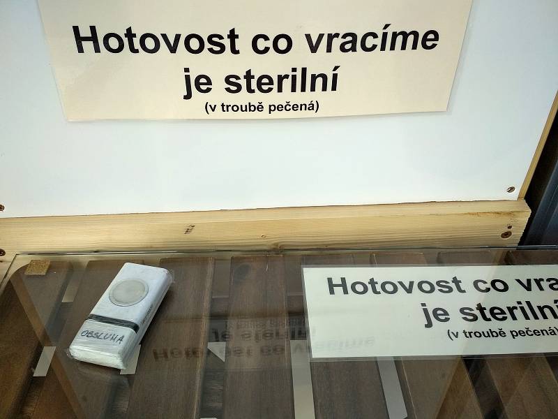 Vinotéka Vínovín na konci Pražské ulice ve Znojmě prodává víno a další sortiment jako sýry či olivy pouze přes okénko. Dovnitř nyní zákazníci nemohou.