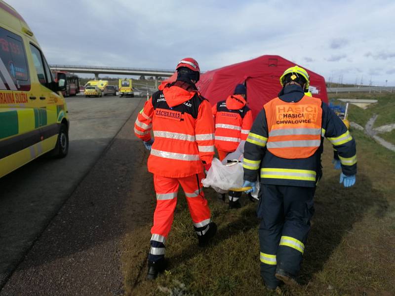 K simulované dopravní nehodě využili záchranáři léta nevyužívanou část stavby budoucího obchvatu Znojma.