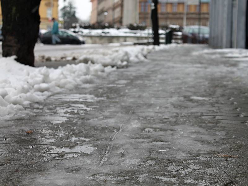 Pondělní chumelení a noční kluzké vozovky vystřídala od úterního rána obleva. Teploty nad nulou způsobují na Znojemsku tání sněhu a nahrnutý sníh u silnic a chodníků se mění v rozbředlou nevábnou hmotu.