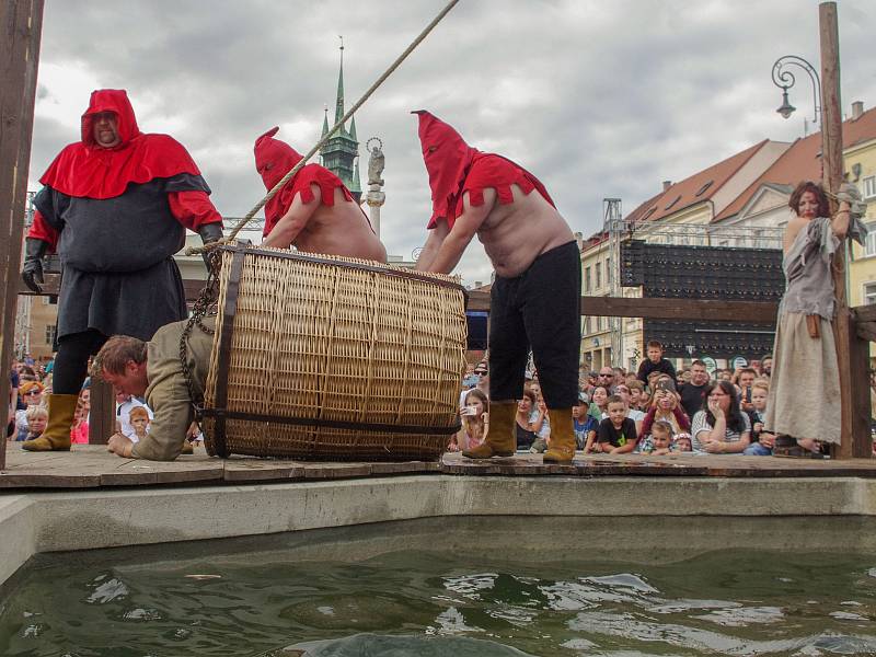 Druhým dnem vyvrcholilo v sobotu Znojemské historické vínobraní. Diváky přitahovala mimo jiné tradiční historická scéna na hlavním podiu u, včetně máchání nepoctivých pekařů.