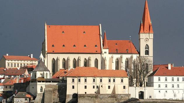 Pohled na Mikulášský kostel ve Znojmě z Kraví hory.