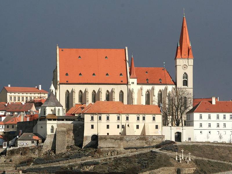 Pohled na Mikulášský kostel ve Znojmě z Kraví hory.