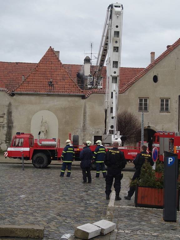 Požár vznikl ve střeše v okolí jednoho z komínů, hasiči dostali plameny pod kontrolu během zhruba patnácti minut.