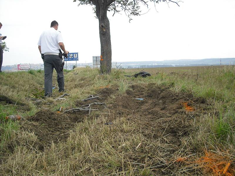 Tragická nehoda, při níž zemřeli dva lidé, se stala nad ránem. Po půl deváté ráno již připomínaly událost jen vyryté koleje v zemi a poničený strom.