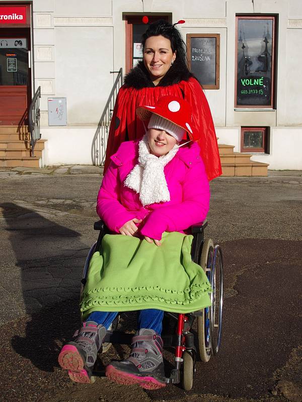 Klienti a pracovníci charitního stacionáře sv. Damiána ze znojemského Hradiště prošli Znojmem v masopustním průvodu.