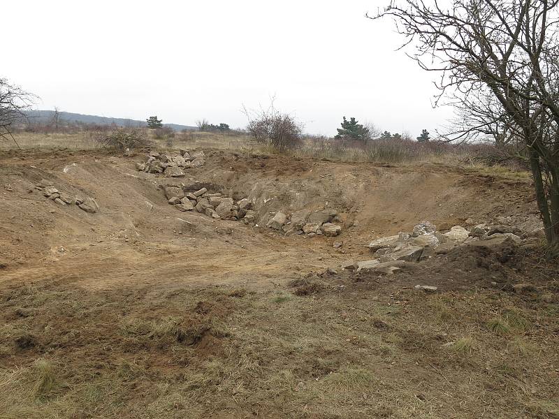 Stavební suť i pytle od hnojiv byly na vřesovišti v Havraníkách skryté přes 50 let pod zemí. Správci NPP z ní odvezli 250 tun suti.