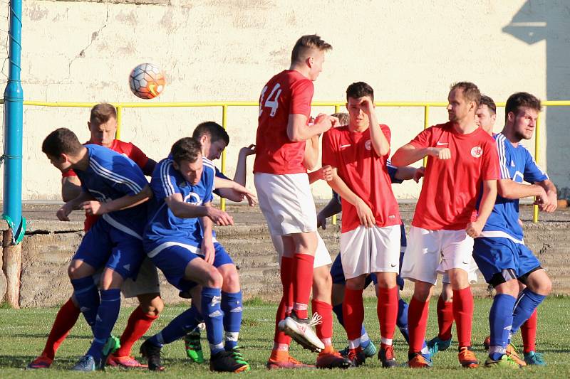 Fotbalisté Moravského Krumlova (v modrém) remizovali 1:1 v sobotním zápase krajského přeboru s Boskovicemi.