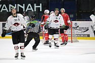 Znojemští hokejisté (v bílém) prohráli v rámci 12. kola Chance ligy s B-týmem Pardubic 1:2 v prodloužení.