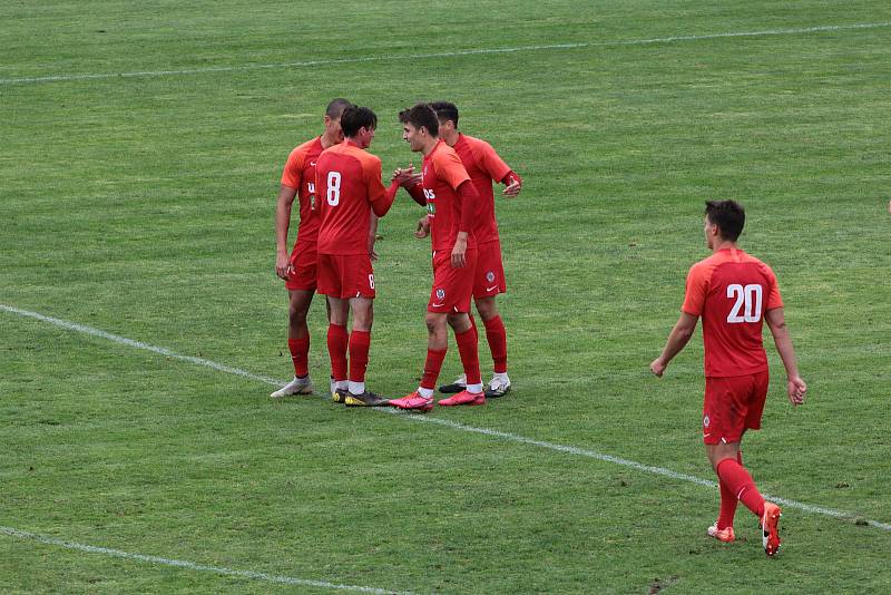 Tasovičtí fotbalisté (v bílém) schytali včera těsnou prohru 1:2 od B-týmu brněnské Zbrojovky. Byl to pro ně minimálně na dva týdny poslední zápas kvůli pandemii.