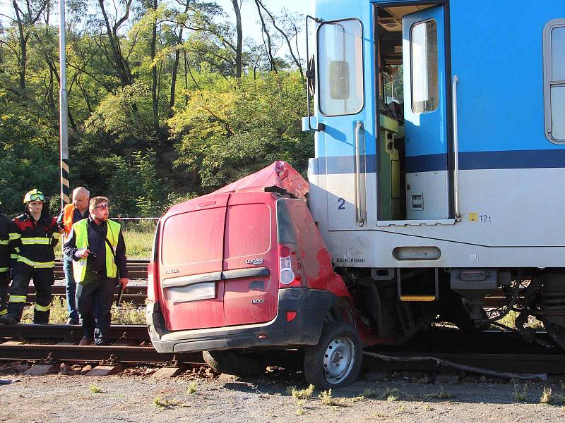 U železničního přejezdu v Hrušovanech nad Jevišovkou došlo ke srážce osobního auta a vlaku. Dva lidé na místě zemřeli.