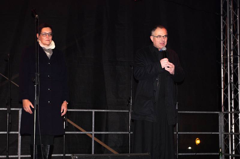 Advent ve Znojmě. Rozsvícení vánočního stromu přilákalo loni tisíce návštěvníků.