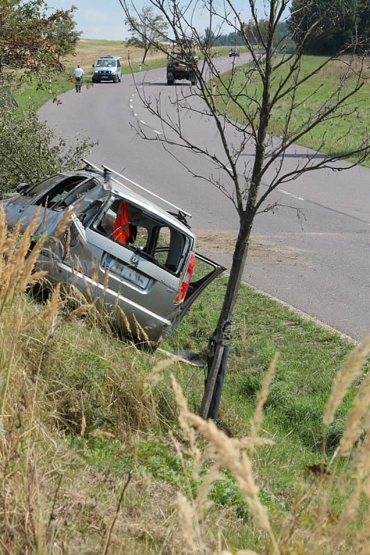 Na silnici 398 u obce Vranov nad Dyjí havarovalo osobní auto.