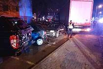 V Dukelské ulici Znojmě vyjel kamion ze silnice a naboural větší množství zaparkovaných aut.