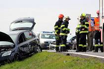 Tři osobní auta a jedno nákadní se srazilo při pondělní nehodě na sinici číslo 53 mezi Znojmem a Lechovicemi.