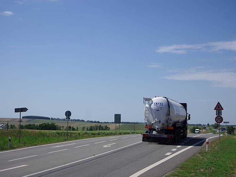 Chystaná modernizace třiapadesátky ze Znojma do Pohořelic se dotkne i úseku u Miroslavi, kde má vyrůst nová mimoúrovňová křižovatka.