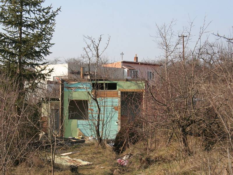 Nepořádek ve vykoupených zahradách kolem znojemského obchvatu