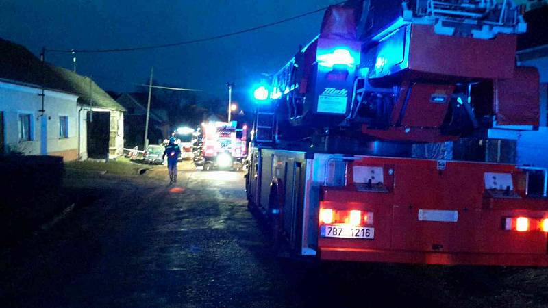 Při nočním požáru v Oleksovicích zemřely tři děti, čtyři dospělí se zranili.
