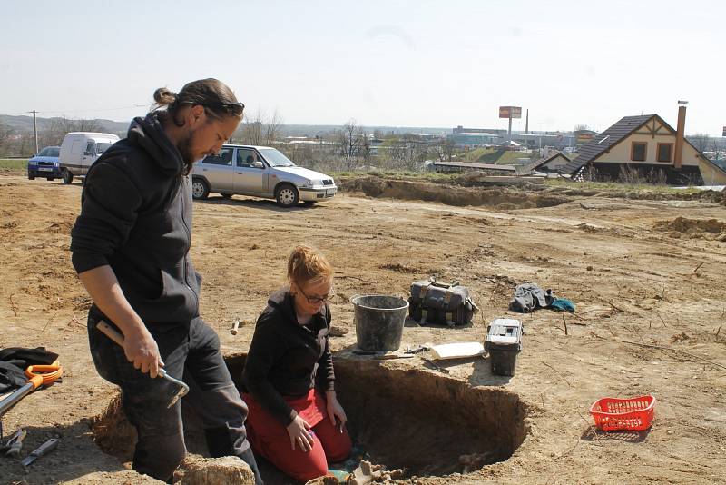 V zásobní jámě v půdě na trase budoucího obchvatu Znojma nalezli archeologové během měsíce již druhou kostru. Skelet patrně patřil ženě a je z doby asi 2200 let před naším letopočtem.