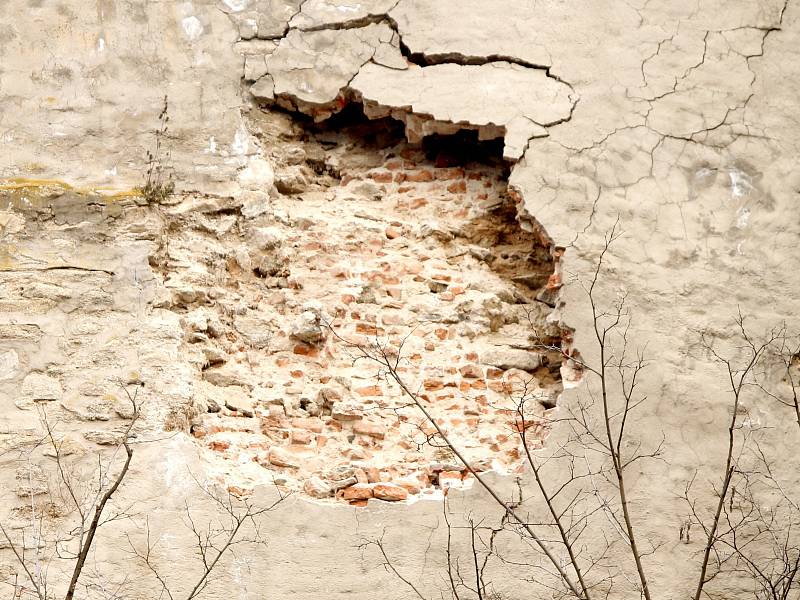 Takzvaná Muckova cesta v Karolininých sadech ve Znojmě je až do odvolání uzavřena kvůli uvolnění části hradebního zdiva. Padající kameny a cihly ohrožovaly chodce.