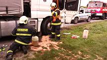 Dopravu na hlavním tahu ze Znojma do Jihlavy v pátek zkomplikovala havárie, při které si prorazil palivovou nádrž kamion v zahrádkářské kolonii na okraji města.