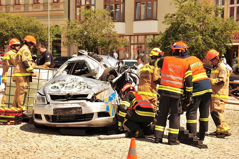 Krajská soutěž hasičů ve vyprošťování osob z havarovaných vozidel se uskutečnila v centru Znojma.