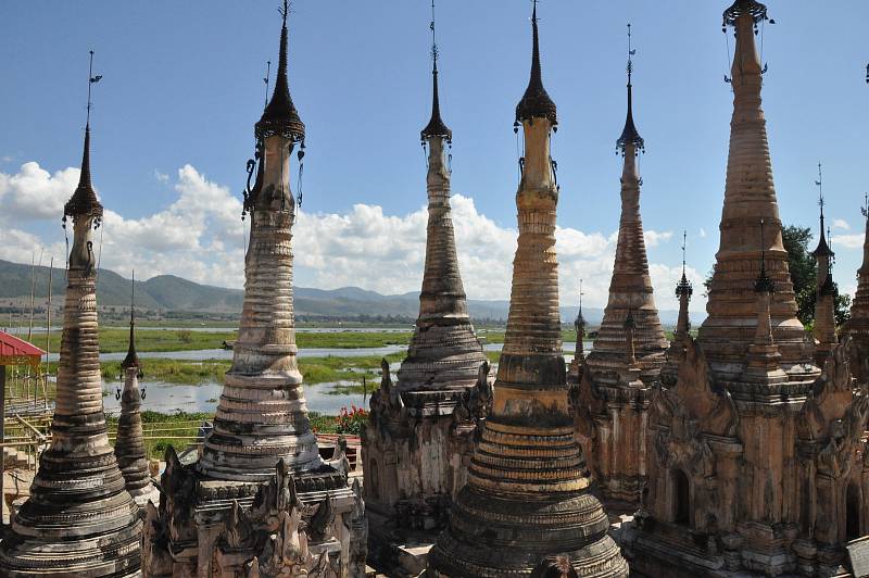 Jiří Eisenbruk svou přednášku nazval Mizející Myanmar. Při cestách po zemi známé dříve jako Barma se zaměřil na domorodé obyvatelstvo v obtížně přístupných oblastech.