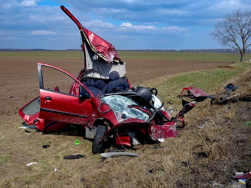 Na silnici číslo třiapadesát nedaleko mackovické křižovatky na Znojemsku zemřel po čelním střetu s kamionem řidič osobního auta.