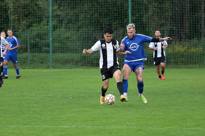 Fotbalisté Dobšic (bílí) přivítali v okresním derby 1. A třídy skupiny A  tým Moravského Krumlova, kterému podlehli 0:2.