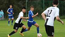 Fotbalisté Dobšic (bílí) přivítali v okresním derby 1. A třídy skupiny A  tým Moravského Krumlova, kterému podlehli 0:2.