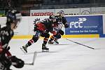 Hokejisté Znojma (v černém) vyhráli 49. kolo mezinárodní soutěže ICEHL. Lublaň porazili 8:0.