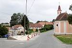 Novou autobusovou zastávku mají v příhraničním Podmolí. Do konce roku by také měli mít opravený kulturní dům nedaleko zastávky.