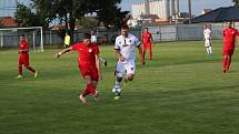 Fotbalisté Tasovic (v bílém) prohráli přípravné utkání na domácí půdě. Ve středu nestačili na Bohunice 2:3. Foto: František Šimík