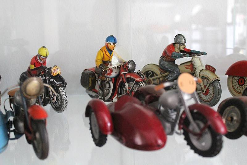 Majitel znojemského Muzea Motorismu Jan Drozd otevřel novou expozici hraček. S 1500 exponáty včetně unikátů z plechu či bakelitu.