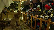 Sousedské Vánoce ve Vrbovci doprovází každý rok zpívání u stromku.
