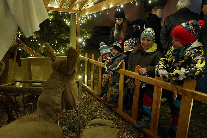 Sousedské Vánoce ve Vrbovci doprovází každý rok zpívání u stromku.