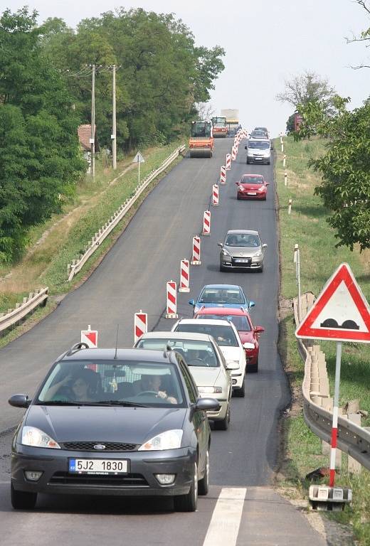 Až do desátého srpna musí řidiči jedoucí ze Znojma do Rakouska počítat s dopravním omezením. U Vrbovce silničáři opravují povrch silnice a dopravu řídí kyvadlově.