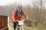 Cyklisté zahájili letošní sezonu. Tradičně na Hrušovansku a na setkání Primavera bike. O medaile nešlo, důležité bylo setkat se a společně vyrazit. Sezonu symbolicky zahájil výstřelem ze startovací pistole vítěz Závodu míru z roku 1964 Jan Smolík.