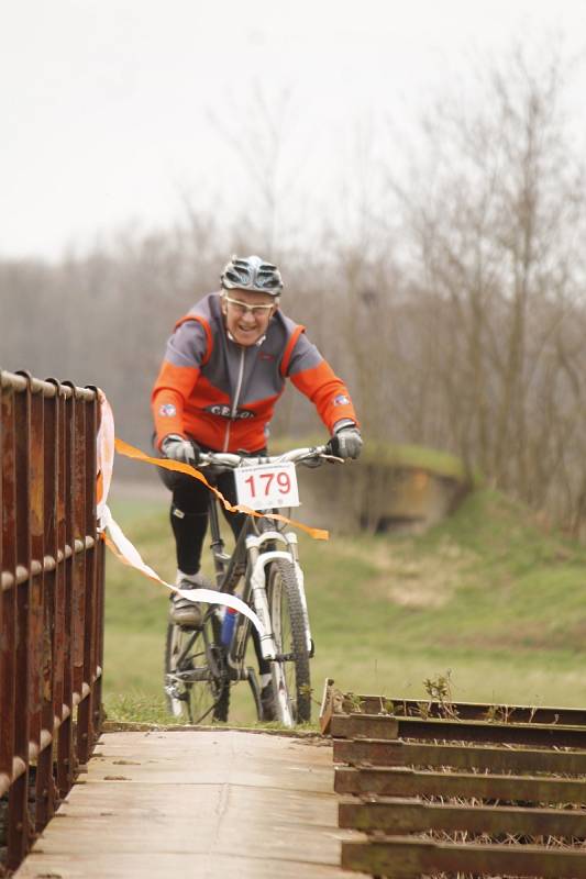 Cyklisté zahájili letošní sezonu. Tradičně na Hrušovansku a na setkání Primavera bike. O medaile nešlo, důležité bylo setkat se a společně vyrazit. Sezonu symbolicky zahájil výstřelem ze startovací pistole vítěz Závodu míru z roku 1964 Jan Smolík.