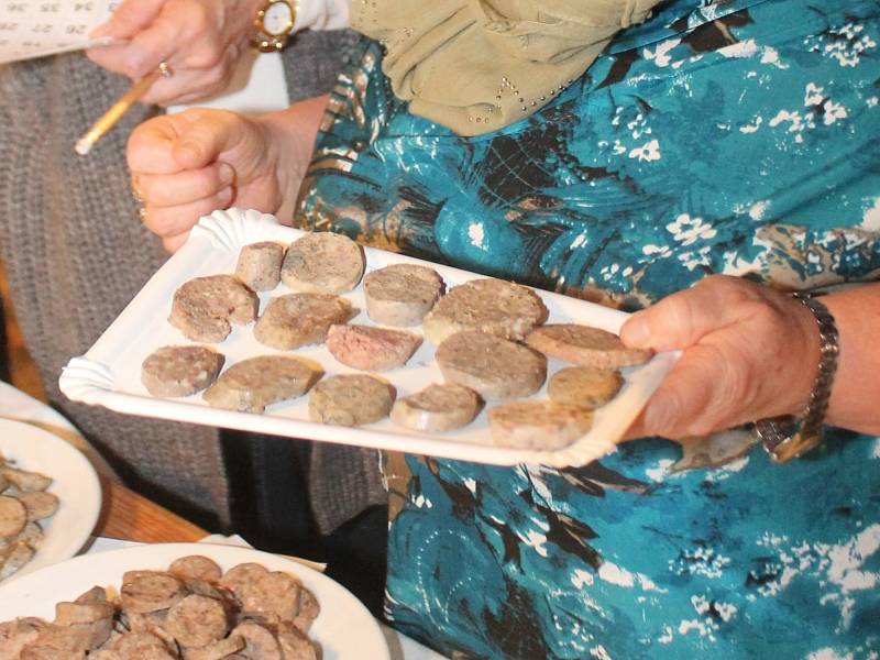 Dvanáctý ročník Jevišovické jitrnice přilákal do restaurace Sýpka spoustu lidí. Ochutnávali, hodnotili, bavili se.