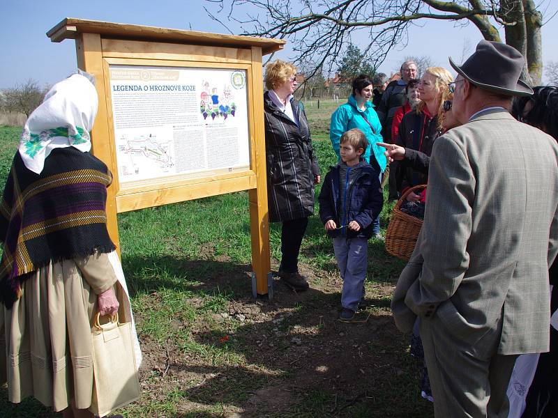 Slavnostní otevření naučné stezky Hroznové kozy ve Vrbovci přilákalo několik stovek návštěvníků.