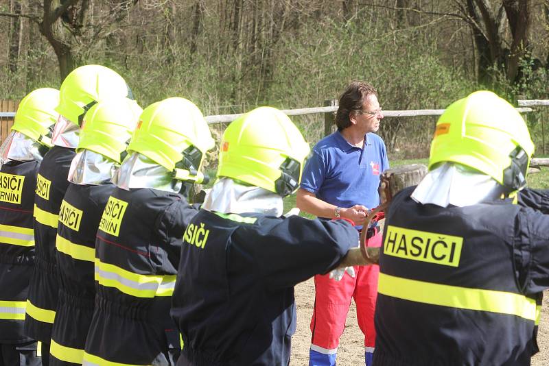 Dobrovolní hasiči z Černína a jejich kolegové měli unikátní cvičení. Profesionální záchranář Tomáš Förchtgott jim ukazoval, zak zachraňovat koně z hořících stájí.