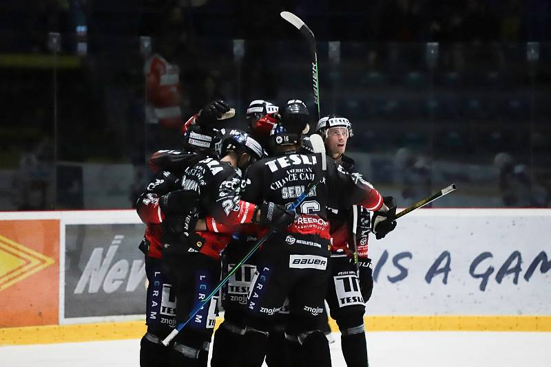 Poslední zářijový pátek vyzvali hokejoví Orli (v černém) ve třetím kole rakouské ligy ICEHL loňského mistra z Klagenfurtu.