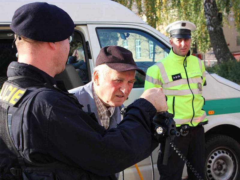 Policisté besedovali v Olešnici. Školáky zajímala technika.