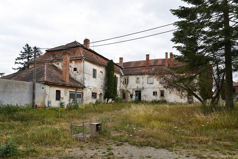 Kdysi středověká krčma, později továrna na výrobu keramiky. Chátrající památku zvedli z popela místní nadšenci Ludmila a Jan Zmekovi. Na snímku původní stav před rekonstrukcí.