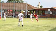 Fotbalisté Tasovic (v bílém) prohráli přípravné utkání na domácí půdě. Ve středu nestačili na Bohunice 2:3. Foto: František Šimík