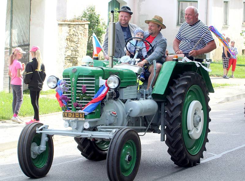 Obyvatelé Vratěnína oslavili  před třemni lety 1. máj recesistickým průvodem po obci. Nechyběli esenbáci, pionýři, dojičky, družstevníci ani alegorické vozy.