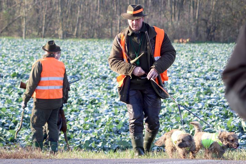 Policisté zkontrolovali desítky myslivců a zbraní. Před honem i přímo v terénu.