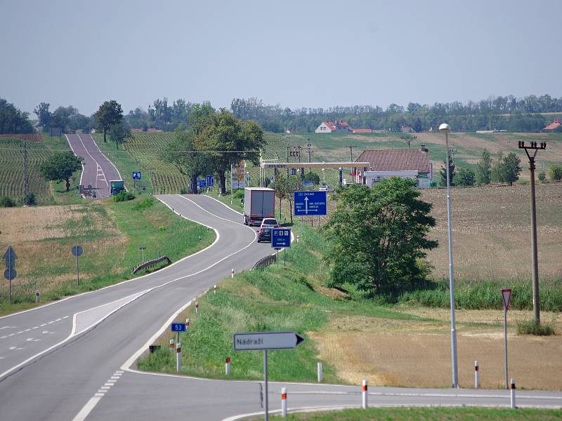 Silnice I/53 ze Znojma do Pohořelic. Ilustrační foto.